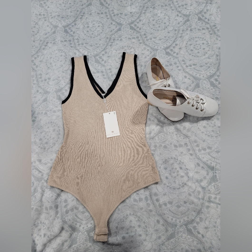 Nwt Caroline Constas L Sleeveless Bodysuit Crochet Trim V-Neck Soft Confortable